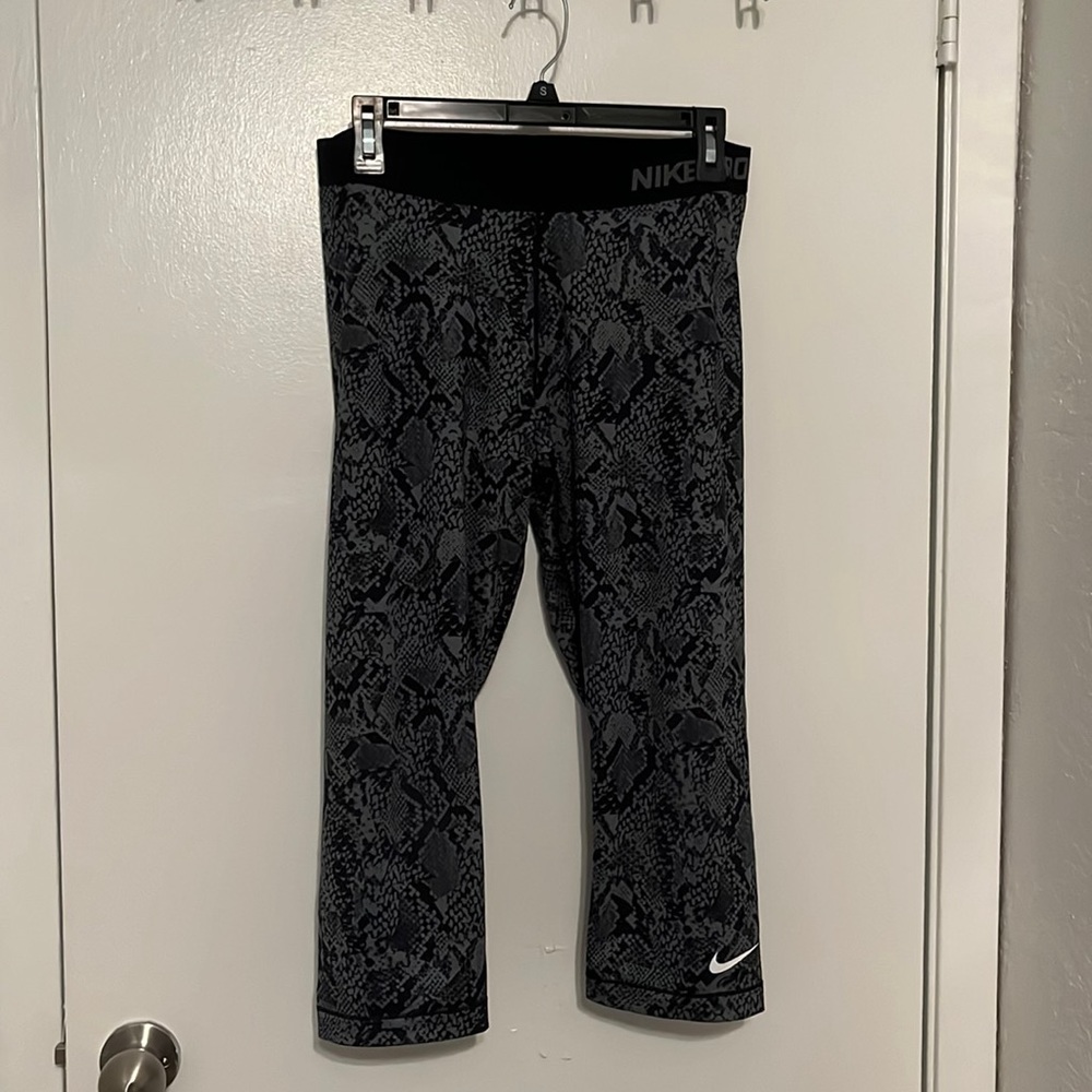 Like new Nike Pro crop leggings